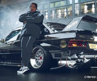 A$AP Rocky di depan Mercedes 190E-nya.  (Sumber gambar: EA)