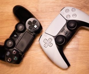 Perbandingan langsung DualShock 4 (kiri) dan DualSense (kanan).