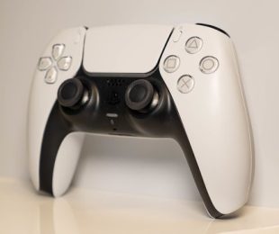 Itu dia, pengontrol PS5 baru: DualSense dalam desain hitam putih.