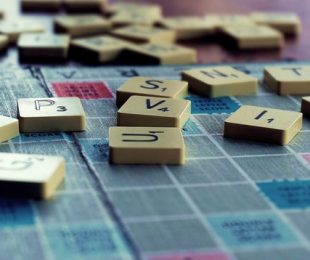 Di Scrabble Anda selalu memilih kata yang tepat.  (Sumber gambar: Pexels)